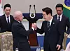 President Lee Jae Myung, right, and Brazilian President Luiz Inacio Lula da Silva shake hands at the state banquet at the Blue House in central Seoul on Feb. 23, after their summit talks. [JOINT PRESS CORPS]