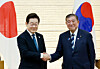 President Lee Jae Myung, left, and Japanese Prime Minister Shigeru Ishiba shake hands after their joint press briefing on the results of their bilateral summit at the prime minister's official residence in Tokyo on Aug. 23. [JOINT PRESS CORPS]