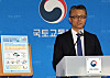 The Ministry of Land, Infrastructure and Transport's head of aviation safety policy, Yoo Kyung-soo, during a briefing on Feb. 13 [YONHAP]