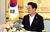 President Lee Jae Myung speaks to his Cabinet members during a dinner at the presidential residence in Hannam-dong, Yongsan District, central Seoul on July 17. [JOINT PRESS CORPS]