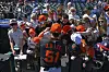 Baseball fans swarm San Francisco Giants outfielder Lee Jung-hoo as he signs autographs before the start of a spring training baseball game against the Texas Rangers in Surprise, Arizona on Feb. 22. [AP/YONHAP]
