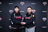 Kia Tigers pitcher Cho Sang-woo, left, shakes hands with his club's general manager, Shim Jae-hak, after signing a two-year contract with the team on Jan. 21. [YONHAP]