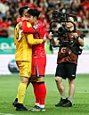 Korea captain Son Heung-min, right, hugs China goalkeeper and captain Wang Dalei after Korea beat China 1-0 in the final second round 2026 World Cup qualifying match at Seoul World Cup Stadium in western Seoul on Tuesday. [YONHAP]