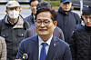 Song Young-gil, a former leader of the liberal Democratic Party, arrives at the Seoul Central District Court in Seocho District, southern Seoul, on Wednesday, ahead of a final hearing on a cash-for-votes scandal surrounding the party's 2021 leadership election. [YONHAP]