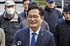 Song Young-gil, a former leader of the liberal Democratic Party, arrives at the Seoul Central District Court in Seocho District, southern Seoul, on Wednesday, ahead of a final hearing on a cash-for-votes scandal surrounding the party's 2021 leadership election. [YONHAP]
