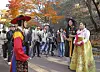 Participants of the 2025 Seoul Eco Hiking Festa watch a performance by actors dressed in traditional clothing as they hike along a trail on Mount Namsan in Jung District, central Seoul, on Nov. 15. [PARK SANG-MOON]