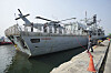 An Indonesian Navy member assists crew members of Royal Navy frigate HMS Richmond to dock upon arrival for a port call at Tanjung Priok Port in Jakarta, Indonesia, on June 25. [AP/YONHAP]