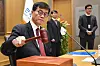Bank of Korea Gov. Rhee Chang-yong bangs the gavel at the central bank in central Seoul on Thursday. [JOINT PRESS CORPS]