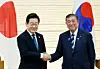 President Lee Jae Myung, left, and Japanese Prime Minister Shigeru Ishiba shake hands after their joint press briefing on the results of their bilateral summit at the prime minister's official residence in Tokyo on Aug. 23. [JOINT PRESS CORPS]
