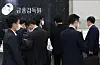 Executives from Shinhan Investment wait in line to participate in the sanctions review against sellers of Lime funds, Thursday, at the FSS office lobby in Yeouido, western Seoul. [YONHAP]