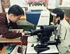 A liscensed optician conducts an eye exam on a customer [JOONGANG ILBO]