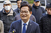 Song Young-gil, a former leader of the liberal Democratic Party, arrives at the Seoul Central District Court in Seocho District, southern Seoul, ahead of a final hearing on a cash-for-votes scandal surrounding the party's 2021 leadership election, in this 2024 file photo.  [YONHAP]