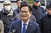 Song Young-gil, a former leader of the liberal Democratic Party, arrives at the Seoul Central District Court in Seocho District, southern Seoul, ahead of a final hearing on a cash-for-votes scandal surrounding the party's 2021 leadership election, in this 2024 file photo. [YONHAP]