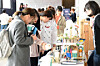 Students browse items at a startup fair at Chung-Ang University. To support students, universities across Korea are continuously launching new initiatives and support programs. [CHUNG-ANG UNIVERSITY]