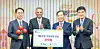 S-Oil CEO Anwar Al-Hejazi, second from left, and Kim Byong-joon, third from left, chairman of Community Chest of Korea, take a photo after the oil refiner's donation of 3 billion won ($2.2 billion). [S-OIL]