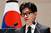 Justice Minister Han Dong-hoon explains his ministry's bill to establish a new immigration agency before lawmakers from the conservative People Power Party on Wednesday. [YONHAP]