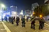 Police officers in riot gear clear the streets during a demonstration following federal immigration operations in Los Angeles on June 9. [AFP/YONHAP]