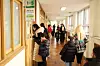 Prospective first graders and their parents look around first-grade classrooms at Changsin Elementary School in Busan during orientation on Jan. 6. [YONHAP]