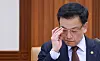 Acting President Choi Sang-mok presides over a ministerial meeting on economic affairs and industrial competitiveness at the government complex in central Seoul on March 5. [JOINT PRESS CORPS]