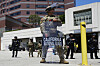A California National Guardsmen stands to protect federal buildings in Los Angeles on June 10. [AP/YONHAP]