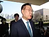 Justice Minister Park Sung-jae enters the government complex in Gwacheon, Gyeonggi, on April 10 after the Constitutional Court overrules the National Assembly's impeachment. [YONHAP]
