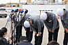 Kwon Myung-ho, third from right, president of Korea East-West Power, bows in apology along with company executives at the rear gate of the Ulsan thermal power plant where a boiler tower collapsed, on the morning of Nov. 13, a week after the accident. [YONHAP]
