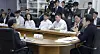 President Lee Jae Myung, right, speaks with SPC Group Chairman Hur Young-in, left, during a labor-management meeting on preventing industrial accidents, held at the SPC Samlip plant in Siheung, Gyeonggi, on July 25. [JOINT PRESS CORPS]