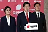 Conservative People Power Party floor leader Kweon Seong-dong, center, speaks at the National Assembly in western Seoul on April 1. [NEWS1]