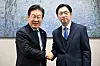 Democratic Party leader Lee Jae-myung, left, shakes hands with former South Gyeongsang Gov. Kim Kyoung-soo during their meeting at the National Assembly in Yeouido, western Seoul, on Feb. 13. [JOINT PRESS CORPS]