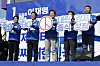 Presidential candidate Lee Jae-myung, center, of the liberal Democratic Party encourages voters to participate in the election during his campaign in Gyeonggi on May 26. [NEWS1]