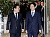 Democratic Party leader Lee Jae-myung, left, walks alongside former South Gyeongsang Gov. Kim Kyung-soo at the National Assembly in Yeouido, western Seoul, on Feb. 13. [NEWS1]Democratic Party leader Lee Jae-myung, left, walks alongside former South Gyeongsang Gov. Kim Kyung-soo at the National Assembly in Yeouido, western Seoul, on Feb. 13. [NEWS1]
