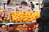 Producer price index in Korea rose for a second straight month in January led by a price jump in agricultural products, especially fruits, the Bank of Korea said Wednesday. Fruits are displayed in a supermarket in Seoul. [YONHAP]