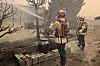 Firefighters extinguish a large wildfire in Goesan-ri in Uiseong County, North Gyeongsang, on March 22. [YONHAP]