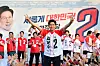 Conservative People Power Party candidate Kim Moon-soo, center, campaigns in Dobong District, northern Seoul, on May 26. [LIM HYUN-DONG]