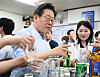 President Lee Jae Myung dines with people at a restaurant in Gwanghwamun, central Seoul, on July 11. [YONHAP]