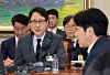 Lee Jae-won, CEO of Bithumb, left, answers questions from lawmakers during an emergency National Assembly session at the National Assembly in Yeouido, western Seoul, on Feb. 11. [YONHAP]