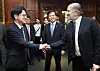 Korea's Industry Minister Kim Jung-kwan, left, shakes hands with U.S. Secretary of Commerce Howard Lutnick at the U.S. Department of Commerce in Washington on July 24. [NEWS1]