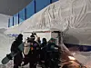 Choi Ga-on’s parents check on their daughter’s condition after the match on Feb. 12. [KO BONG-JUN]