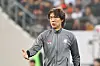 Korean national team manager Hong Myung-bo instructs his players during a 2026 World Cup qualifier against Iraq at Yongin Mireu Stadium in Yongin, Gyeonggi on Oct. 15. [JOONGANG ILBO]