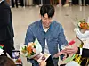 Tottenham Hotspurs captain Son Heung-min receives flowers from fans as he arrives at Incheon International Airport in the afternoon on May 27. [YONHAP]