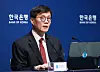 Bank of Korea Gov. Rhee Chang-yong speaks during a press conference in central Seoul on Nov. 28 after the central bank cut its key rate to 3.25 percent. [BOK]