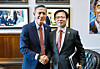 Yeo Han-koo, right, Korea’s chief trade negotiator at the Ministry of Trade, Industry and Energy, poses for a photo with U.S. Rep. Darrell Issa during their meeting in Washington on Jan. 12. [MINISTRY OF TRADE, INDUSTRY AND ENERGY]