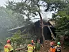 Fire authorities work to put out a fire at Seongbuk-dong Garden, a designated cultural heritage site in Seongbuk District, northern Seoul, on June 30. [KOREA HERITAGE SERVICE]