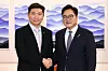 National Assembly Speaker Woo Won-shik, right, and Ryu Seung-min, president of the Korean Sport & Olympic Committee, shake hands during a meeting at the National Assembly in western Seoul on Feb. 3. [NEWS1]