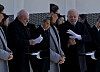 Brazilian President Luiz Inacio Lula da Silva, wearing gloves during his visit to the Seoul National Cemetery on Feb. 23, points out to his wife that the gloves are custom-made to fit his hand. [SCREEN CAPTURE]