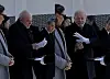 Brazilian President Luiz Inacio Lula da Silva, wearing gloves during his visit to the Seoul National Cemetery on Feb. 23, points out to his wife that the gloves are custom-made to fit his hand. [SCREEN CAPTURE]