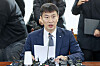 Financial Supervisory Service Gov. Lee Bok-hyun speaks during a meeting with chief executives of banks at the Korea Federation of Banks in central Seoul on Feb. 19. [NEWS1]