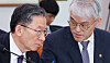 Jung Sung-ho, the Minister of Justice, left, talks with Supreme Court Justice Administration Chief Chun Dae-yup during a full session of the National Assembly’s Legislation and Judiciary Committee on the afternoon of Jan. 7 at the National Assembly. [LIM HYUN-DONG]