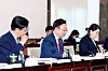 Minister of Health and Welfare Cho Kyoo-hong speaks during a ministry meeting on the national pension at the government complex in Jongno District, central Seoul on May 29. [NEWS1]