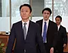 Hirotaka Matsuo, the deputy head of mission at the Japanese Embassy in Seoul, left, arrives at the Korean Ministry of Foreign Affairs's headquarters in Seoul on Feb. 22. [YONHAP]